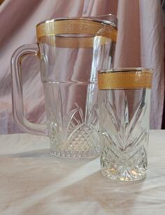 Staklene čaše i bokal za vodu