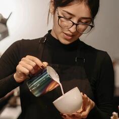 Za rad tokom cele godine potrebna nam je KONOBARICA.