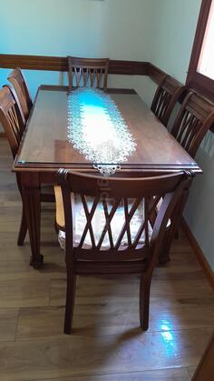 Prodajem sto,stolice i vitrinu u odlicnom stanju