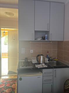 Kuhinja Za friziderom