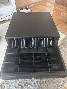 Metalna kasa-fioka sa ključem (sigurnosna brava).