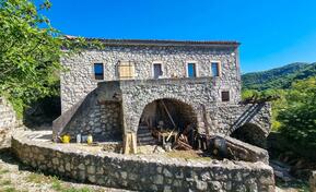 Porodična kuća 110m2 - Cetinje - > Okolina grada