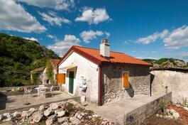 Porodična kuća 75m2 - Cetinje - > Okolina grada