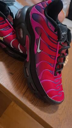 Prodajem nove patike