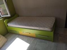 Prodajem krevet sa jogijem , radni sto i police