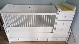 Krevetac sa fiokama, kolijevkom i podlogom za presvlačenje