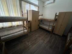 Prodajem 100 kreveta sa dusecima