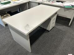 6 stolova sa 6 fiokara, odlicno stanje, kratko korišćeno u kancelariji