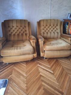 Poklanjam dvije fotelje u solidnom stanju. Zainteresovani trebaju doći po njih da ih preuzmu.