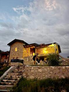 Porodična kuća 1m2 - Cetinje - > Okolina grada