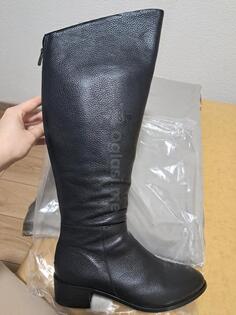 Prodajem nove, kožne čizme, u broju 41, plaćene 110€, prodajem ih za 80€, svi zainteresovani kontaktirajte.