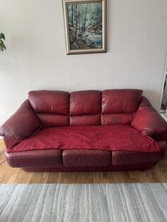 Prodajem kožnu garnituru,trosjed ima mehanizam za spavanje.