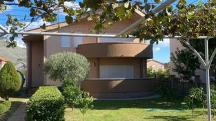 Porodična kuća 250m2 - Podgorica - > Okolina grada