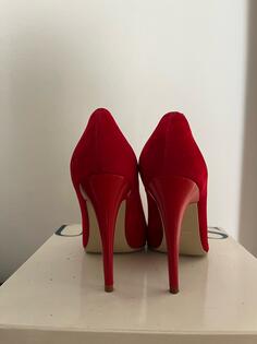 jednom nosene crvene salonke 