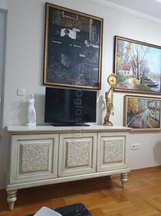 komoda.trpezarijski sto i 2 stolice