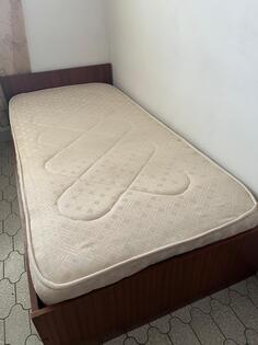 Продајемо два кревета са душецима за 100 евра (55 за један)