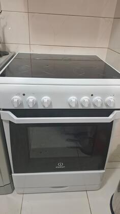 Prodajem šporet Indesit sa ravnom plocom i rernom