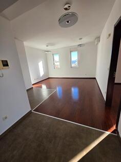 Dvosoban stan 73m2 - Bar - Centar grada