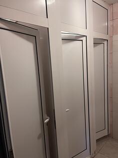 Eloksirana trokrilna vrata.