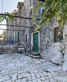 Kuća sa više stanova 186m2 - Kotor - > Okolina grada