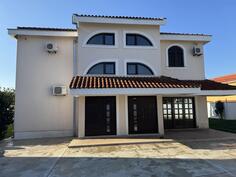 Porodična kuća 340m2 - Podgorica - > Okolina grada