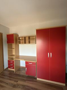 Radni sto, dva plakara i polica