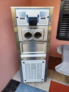 Aparat za točeni sladoled sa dvije ručke