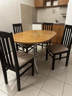 Stol i stolice u jako dobrom stanju