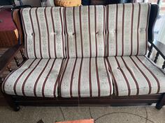 Prodajem trosjed na razvlacenje u polovnom stanju, 100 eura po dogovoru, lokacija Herceg Novi, kontakt telefon 068010019