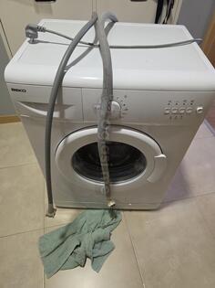 Poklanjam ves masinu, radi dobro ponekad curi tokom centrifuge.