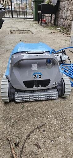 Prodajem robot za bazen. Placen 2000. Cijena po dogovoru. Nov,nekoriscen.