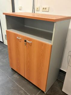 Prodajem  2 ormarića