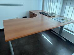 Prodajem 2 ugaona kancelarijska stola