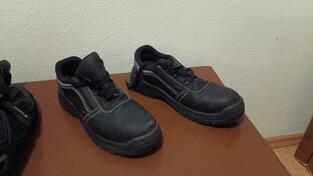NOVE radne cipele, 44 broj, ojačan vrh neklizajuce