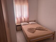 Potrebna zena za odrzavanje apartmana.