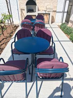 Dvije baštenske garniture (dva stola sa 8 stolica sa jastucima za sjedenje i naslanjanje)