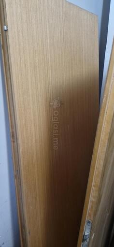 Prodajem unutrasnja vrata bez stokova.  Kupljena pogresna, nikad ugradjivana, ocuvana. Cijena, 50 eur komad