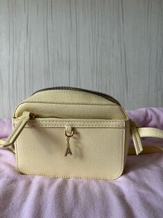 Pastelno zuta Carpisa torbica