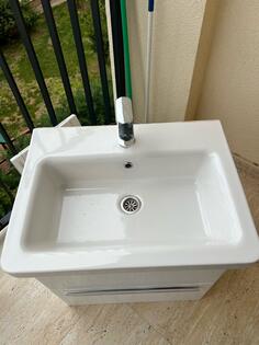 Lavabo sa komodom i cesmom