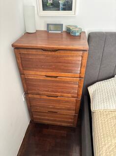 Prodajem Komodu i noćnik od punog drveta.