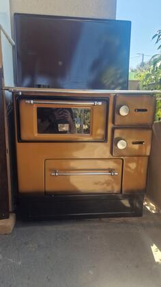 Prodajem polovni dobro ocuvani sporet na drva. Koriscen 3.godine.