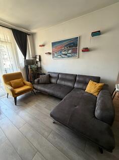 Polovna dobro očuvana ugaona garnitura i fotelja