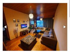 Ugaona garnitura od stofa sa tabureom  