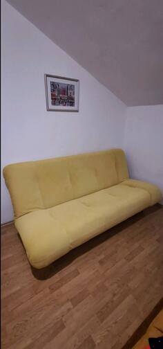 Prodajem očuvan kauč na razvlačenje