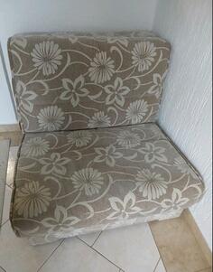 Prodajem očuvanu fotelju na razvlačenje