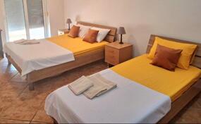 komplet francuski lezaj I jednokrevetni krevet sa 2 nocna stolica 