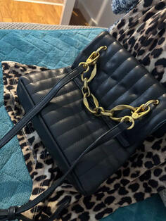 Crna torba odlicna za nositi jednom nosena