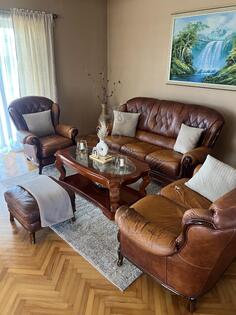 Komplet sve sto je na slici sto,tabure,fotelje