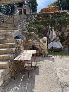 Porodična kuća 300m2 - Danilovgrad - > Okolina grada