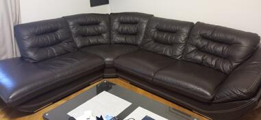 Prodajem kožnu ugaonu garnituru dimenzija 280 sa 240 i klub sto dimenzija 1 m sa 70 cm